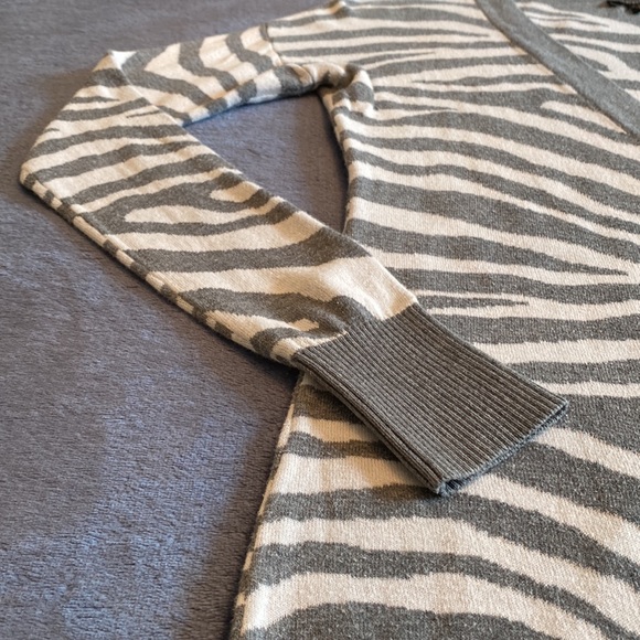 Express Gray White Zebra Print V-Neck Buttoned Cardigan - Picture 6 of 10